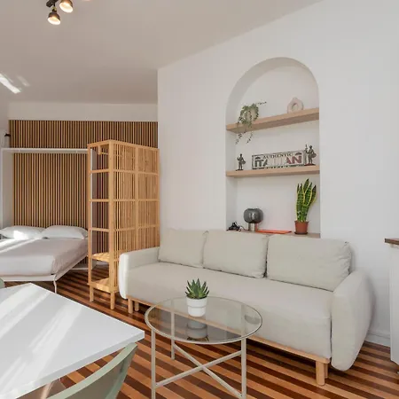 Charming With Private Terrace Darsena Area Daire *