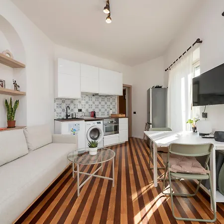 Charming With Private Terrace Darsena Area Appartamento
