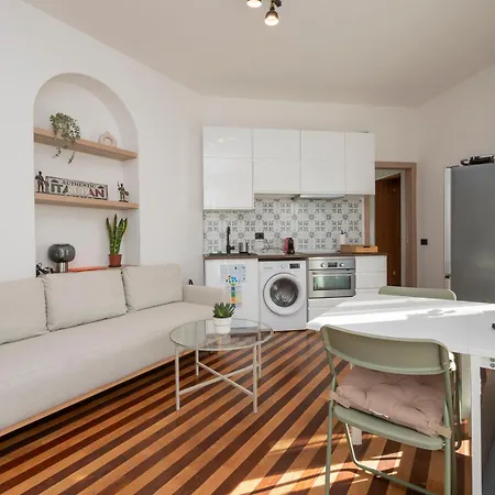 Charming With Private Terrace Darsena Area Appartamento